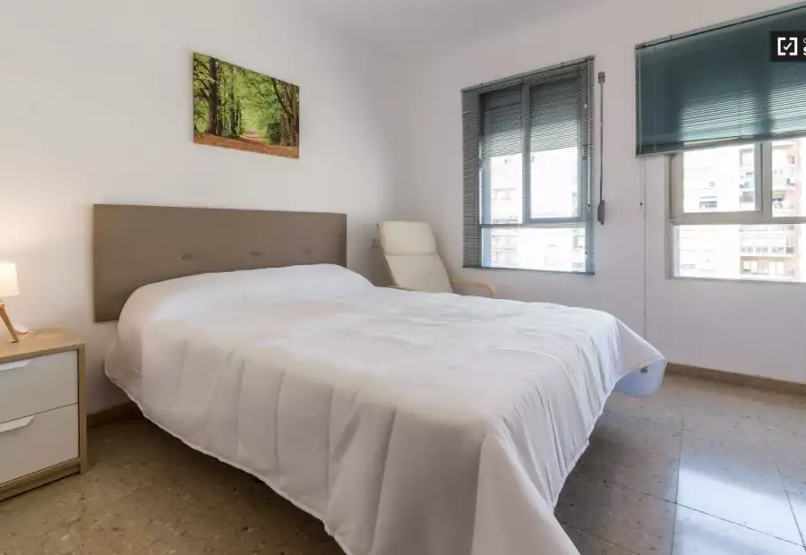 Amplia habitación en un apartamento de 6 dormitorios en Quatre Carreres en Valencia