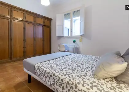 Amplia habitación en un apartamento de 7 habitaciones, Ciutat Vella en Valencia