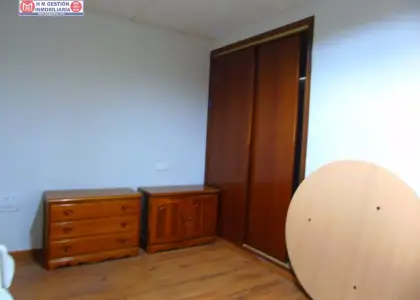Amplia oficina en zona centro con varios despachos, aseo, almacen y patio. Suelos de tarima, reformada recientemente. Precio inmejorable en Alcázar de San Juan