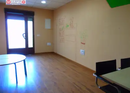 Amplia oficina en zona centro con varios despachos, aseo, almacen y patio. Suelos de tarima, reformada recientemente. Precio inmejorable en Alcázar de San Juan