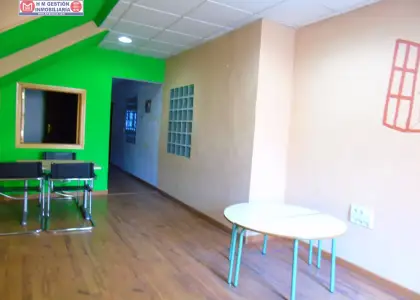 Amplia oficina en zona centro con varios despachos, aseo, almacen y patio. Suelos de tarima, reformada recientemente. Precio inmejorable en Alcázar de San Juan