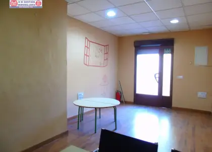 Amplia oficina en zona centro con varios despachos, aseo, almacen y patio. Suelos de tarima, reformada recientemente. Precio inmejorable en Alcázar de San Juan