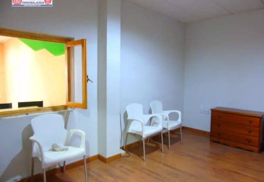 Amplia oficina en zona centro con varios despachos, aseo, almacen y patio. Suelos de tarima, reformada recientemente. Precio inmejorable en Alcázar de San Juan