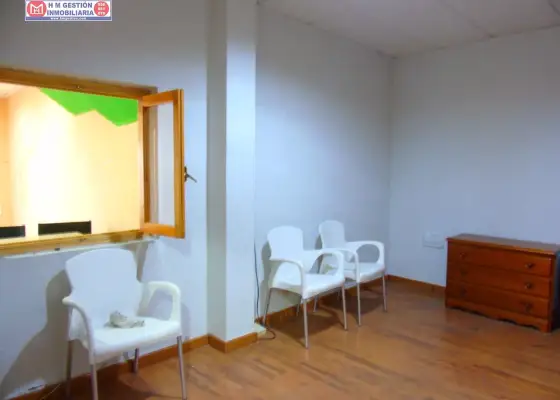 Amplia oficina en zona centro con varios despachos, aseo, almacen y patio. Suelos de tarima, reformada recientemente. Precio inmejorable en Alcázar de San Juan