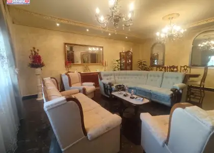 Amplísima casa con dos plantas mas buhardilla, patio de 320 metros con piscina de 5x7 y depuradora, cocina campera con fuego bajo, mas de 800 metros construido en Alcázar de San Juan