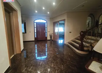 Amplísima casa con dos plantas mas buhardilla, patio de 320 metros con piscina de 5x7 y depuradora, cocina campera con fuego bajo, mas de 800 metros construido en Alcázar de San Juan