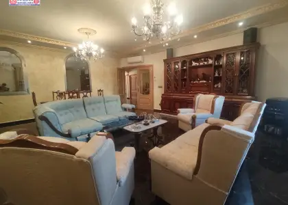 Amplísima casa con dos plantas mas buhardilla, patio de 320 metros con piscina de 5x7 y depuradora, cocina campera con fuego bajo, mas de 800 metros construido en Alcázar de San Juan