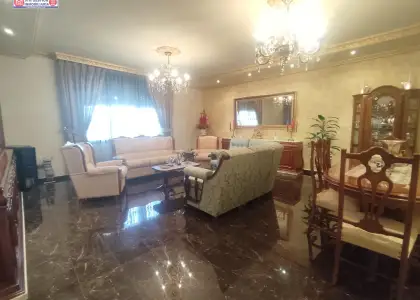 Amplísima casa con dos plantas mas buhardilla, patio de 320 metros con piscina de 5x7 y depuradora, cocina campera con fuego bajo, mas de 800 metros construido en Alcázar de San Juan