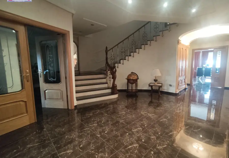 Amplísima casa con dos plantas mas buhardilla, patio de 320 metros con piscina de 5x7 y depuradora, cocina campera con fuego bajo, mas de 800 metros construido en Alcázar de San Juan