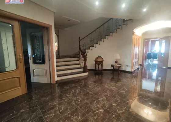 Amplísima casa con dos plantas mas buhardilla, patio de 320 metros con piscina de 5x7 y depuradora, cocina campera con fuego bajo, mas de 800 metros construido en Alcázar de San Juan