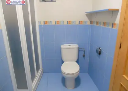 Apartamento amueblado con un dormitorio, baño completo, cocina independiente, calefacción eléctrica de acumuladores. Ubicado en Avda de Cervera. Se trata de segunda planta sin ascensor. en Alcázar de San Juan