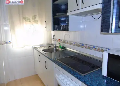 Apartamento amueblado con un dormitorio, baño completo, cocina independiente, calefacción eléctrica de acumuladores. Ubicado en Avda de Cervera. Se trata de segunda planta sin ascensor. en Alcázar de San Juan