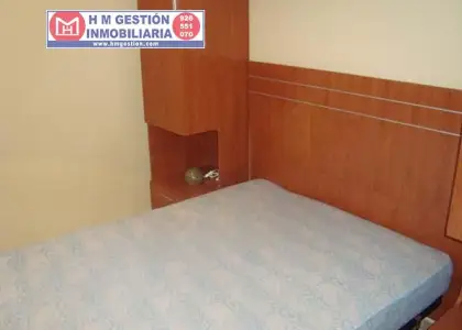 Apartamento amueblado con un dormitorio, baño completo, cocina independiente, calefacción eléctrica de acumuladores. Ubicado en Avda de Cervera. Se trata de segunda planta sin ascensor. en Alcázar de San Juan