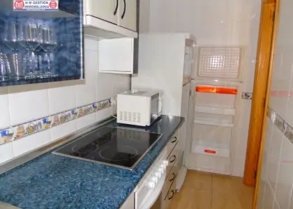 Apartamento amueblado con un dormitorio, baño completo, cocina independiente, calefacción eléctrica de acumuladores. Ubicado en Avda de Cervera. Se trata de segunda planta sin ascensor. en Alcázar de San Juan