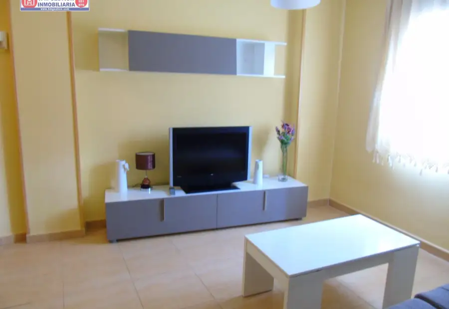 Apartamento amueblado con un dormitorio, baño completo, cocina independiente, calefacción eléctrica de acumuladores. Ubicado en Avda de Cervera. Se trata de segunda planta sin ascensor. en Alcázar de San Juan