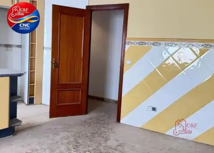 Apartamento en venta en Alcázar De San Juan, de 139 m2 con 3 dormitorios, baño y terraza por 85.000 €, Ref. 0405 en Alcázar de San Juan