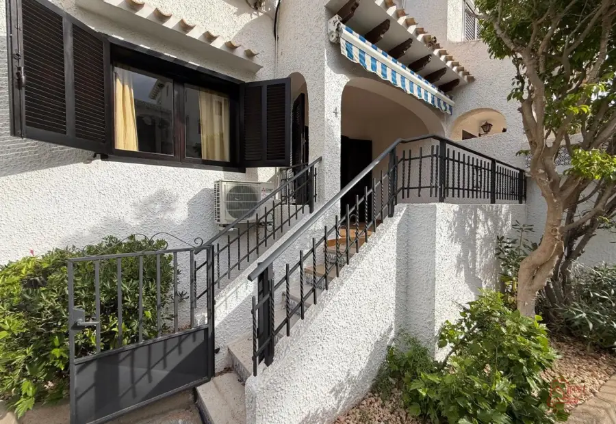 Apartamento en venta en Orihuela Costa, Cabo Roig, de 65 m2 con 2 dormitorios, baño y terraza por 214.000 €, Ref. 365 en Orihuela Costa
