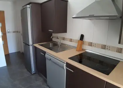 Apartamento seminuevo, céntrico con piscina comunitaria, aire acondicionado y Plaza de Garaje en Alcázar de San Juan