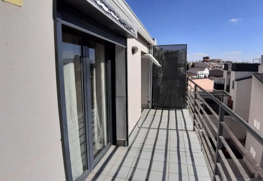 Apartamento seminuevo, céntrico con piscina comunitaria, aire acondicionado y Plaza de Garaje en Alcázar de San Juan