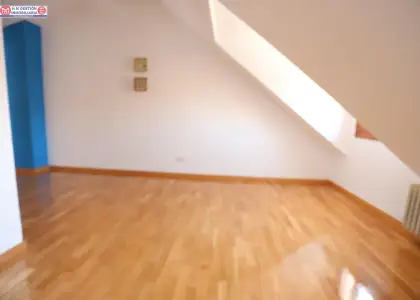 Ático de un dormitorio con aire acondicionado calefacción por gas, baño y aseo, terraza exterior y plaza de garaje. en Alcázar de San Juan