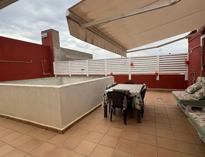 Ático en venta en Alcázar De San Juan, Zona Renfe, de 68 m2 con 2 dormitorios, baño, plaza de garaje, trastero y terraza por 143.000 €, Ref. 0434 en Alcázar de San Juan