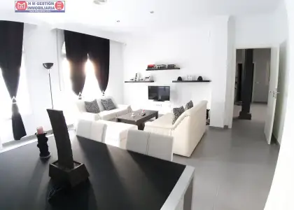 Casa a estrenar con 277 m2 de parcela, 5 dormitorios, 3 baños completos, garaje y piscina privada. en Herencia