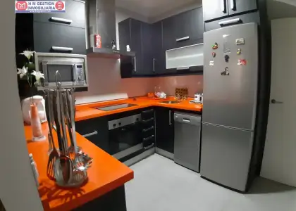 Casa a estrenar con 277 m2 de parcela, 5 dormitorios, 3 baños completos, garaje y piscina privada. en Herencia