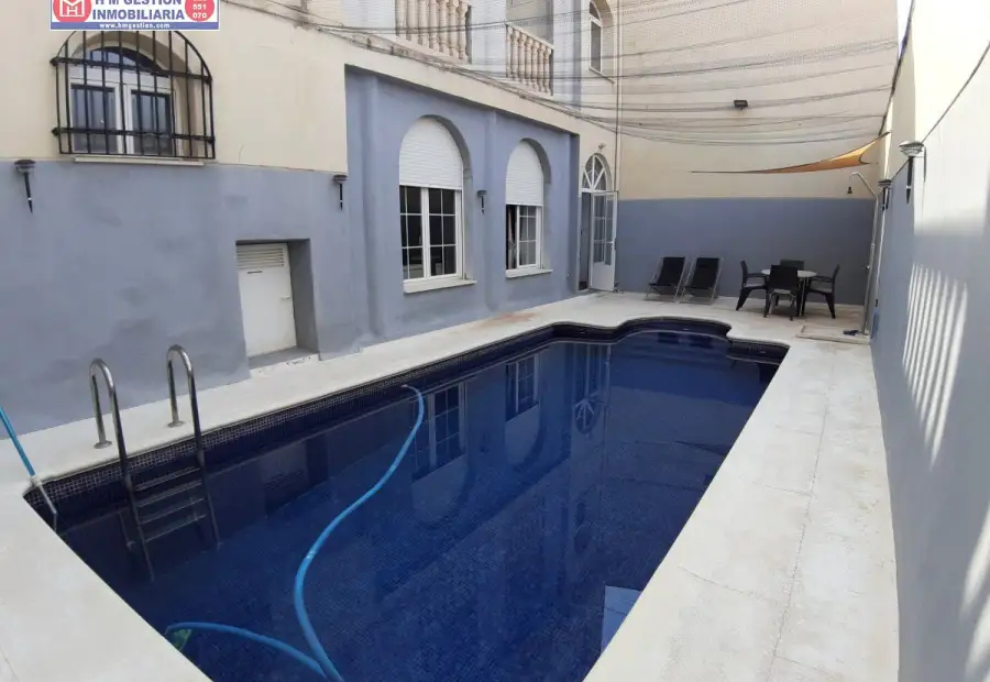 Casa a estrenar con 277 m2 de parcela, 5 dormitorios, 3 baños completos, garaje y piscina privada. en Herencia