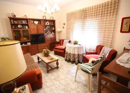 Casa a la venta totalmente equipada con 4 dormitorios, garaje y patio en Alcázar de San Juan