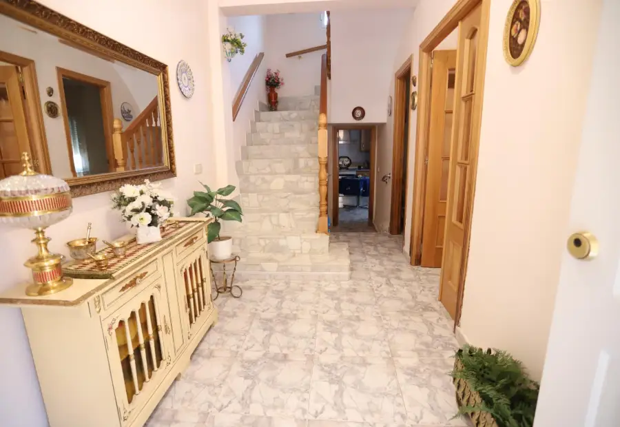 Casa a la venta totalmente equipada con 4 dormitorios, garaje y patio en Alcázar de San Juan