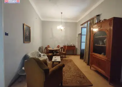 Casa a reformar con salida a dos calles, con patio y garaje en Alcázar de San Juan