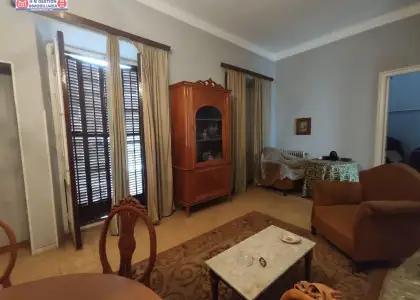 Casa a reformar con salida a dos calles, con patio y garaje en Alcázar de San Juan