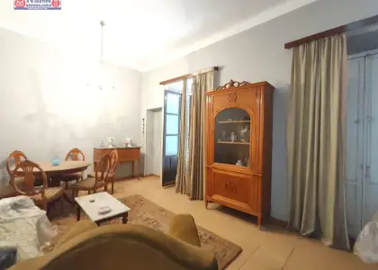 Casa a reformar con salida a dos calles, con patio y garaje en Alcázar de San Juan