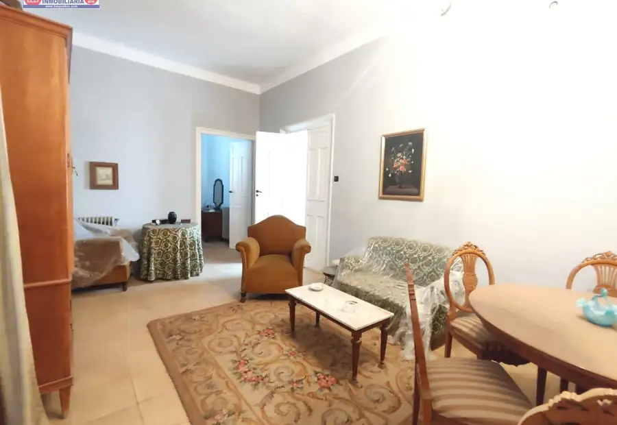 Casa a reformar con salida a dos calles, con patio y garaje en Alcázar de San Juan