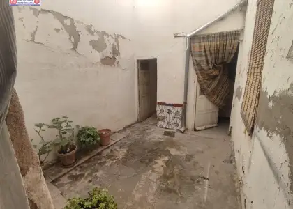 Casa a reformar sobre parcela de 140m2 y fachada de 14 m ubicada en el barrio de Sta María. en Alcázar de San Juan