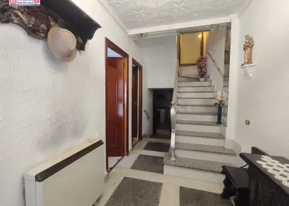 Casa adosada en esquina con dormitorio en planta baja en Alcázar de San Juan