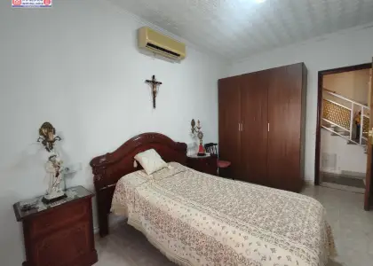 Casa adosada en esquina con dormitorio en planta baja en Alcázar de San Juan
