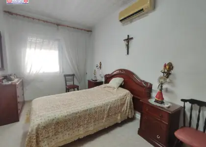 Casa adosada en esquina con dormitorio en planta baja en Alcázar de San Juan