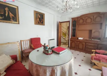 Casa adosada en esquina con dormitorio en planta baja en Alcázar de San Juan