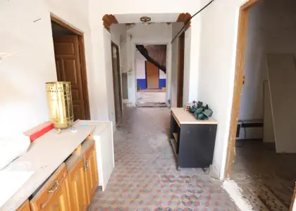Casa centrica a dos calles a reformar con patio, garaje, dormitorios abajo en Alcázar de San Juan