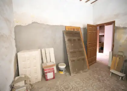 Casa centrica a dos calles a reformar con patio, garaje, dormitorios abajo en Alcázar de San Juan