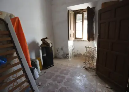 Casa centrica a dos calles a reformar con patio, garaje, dormitorios abajo en Alcázar de San Juan