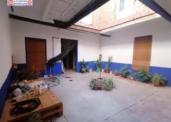 Casa centrica a dos calles a reformar con patio, garaje, dormitorios abajo en Alcázar de San Juan