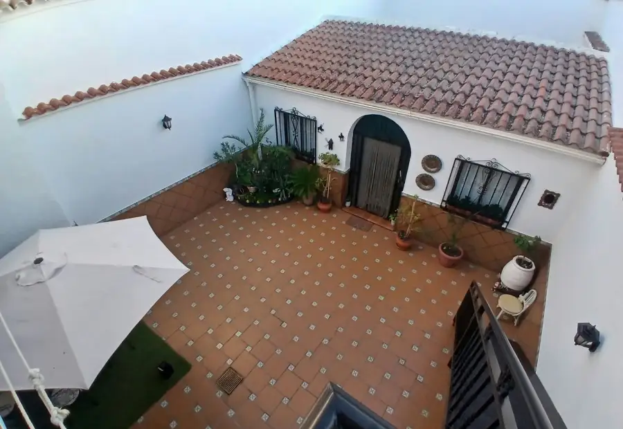 Casa/Chalet pareado En Venta Calle Bernardo Balbuena, Zona Paseo de la Estación - Calle Cristo, Valdepeñas en Valdepeñas