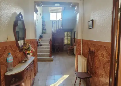Casa con 45 metros de fachada a 3 calles y amplia parcela en zona residencial en Alcázar de San Juan