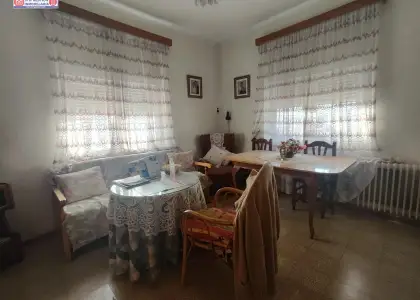 Casa con 45 metros de fachada a 3 calles y amplia parcela en zona residencial en Alcázar de San Juan