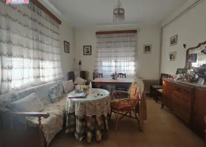 Casa con 45 metros de fachada a 3 calles y amplia parcela en zona residencial en Alcázar de San Juan