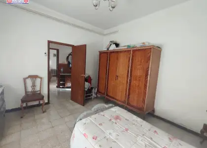 Casa con 45 metros de fachada a 3 calles y amplia parcela en zona residencial en Alcázar de San Juan
