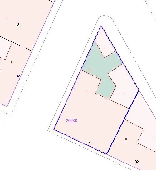 Casa con 45 metros de fachada a 3 calles y amplia parcela en zona residencial en Alcázar de San Juan