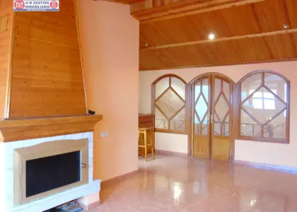 Casa con excelentes calidades próxima a hospital. 306 M2 construidos con vivienda en primera planta, amplio y luminoso salón con grandes ventanales y balcón, cocina amueblada, lavadero y despensa, en Alcázar de San Juan